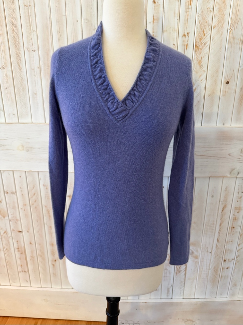 Ladies Charter Club V-Neck Purple 100% Cashmere Sweater